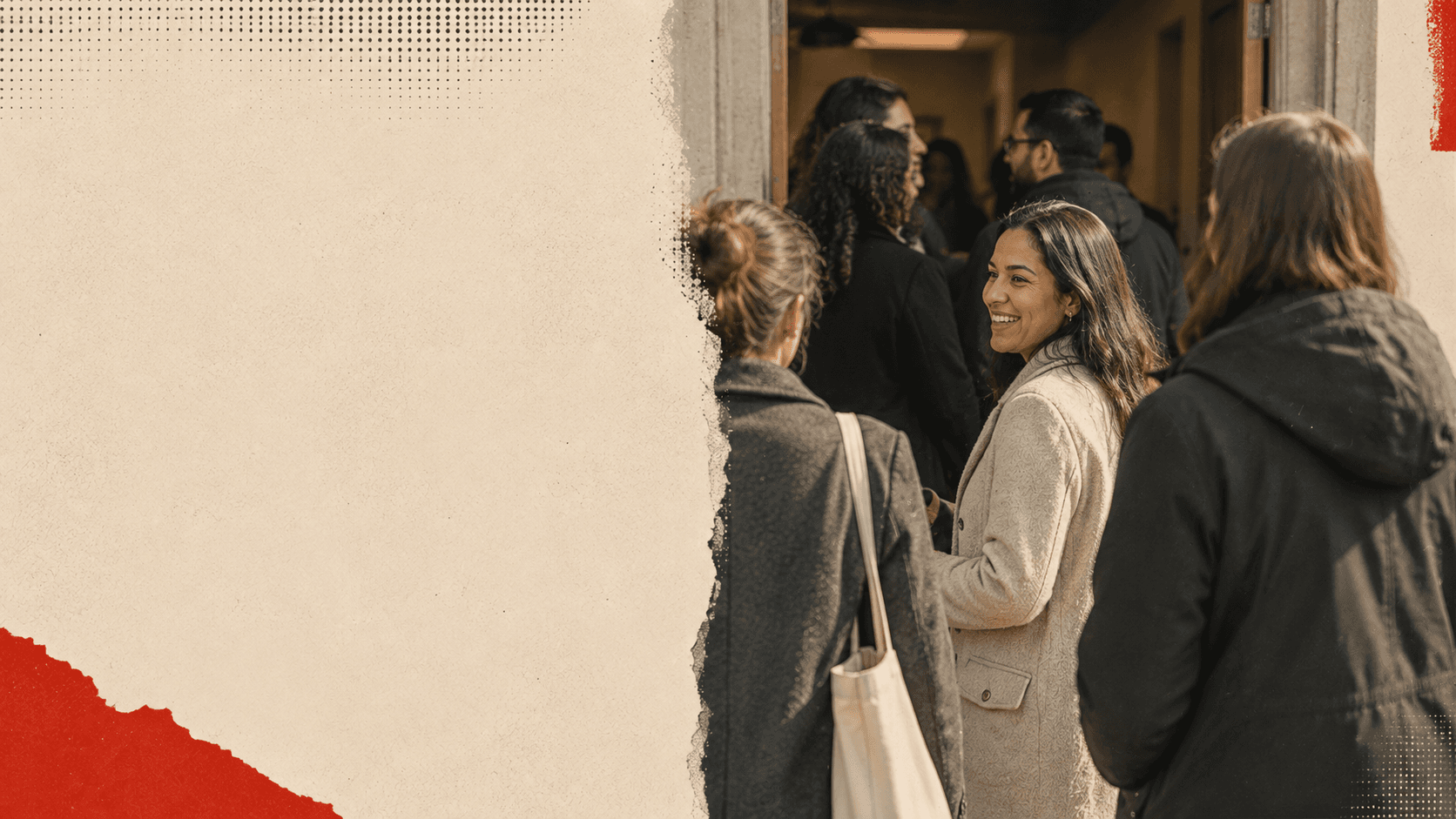 Pessoas sendo acolhidas ao chegar para um encontro da igreja