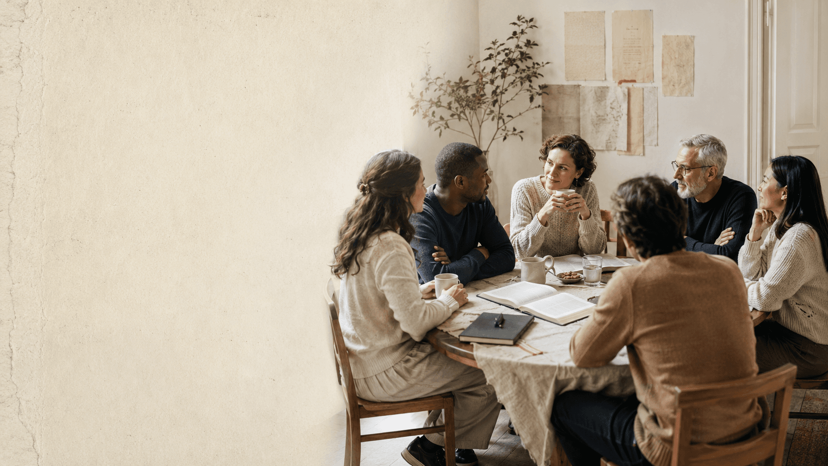 Pessoas reunidas em uma célula, com a Bíblia aberta à mesa